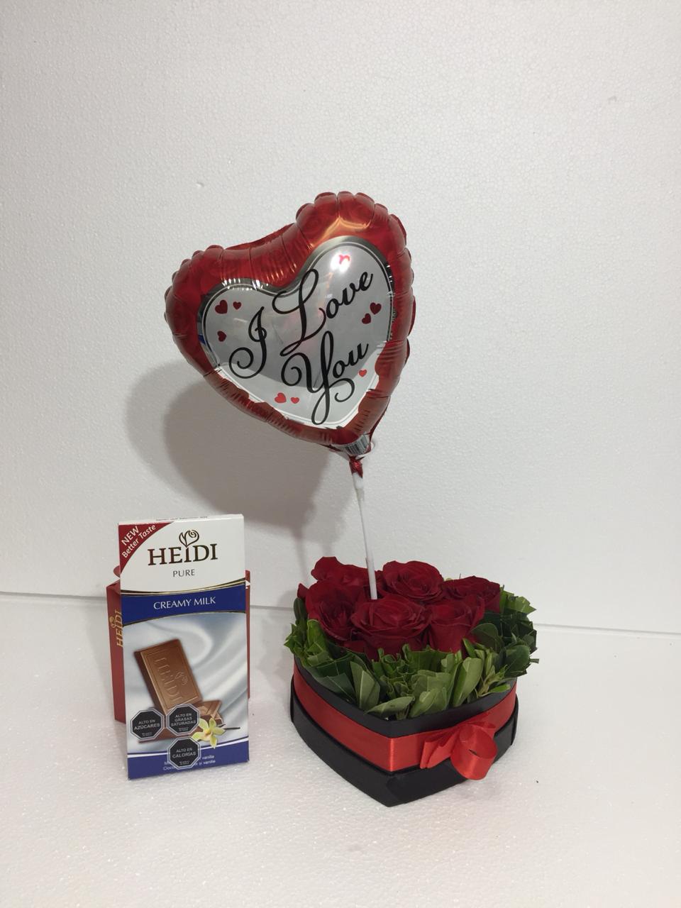 Caja corazón con 6 Rosas más Tableta de Chocolate Dark 80 Grs y Globito
